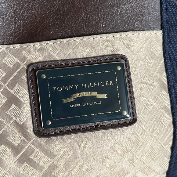 1 hour sale. Tommy Hilfiger, purse, with free red puff keychain - Picture 4 of 12